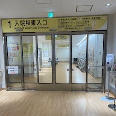 入院棟東入口