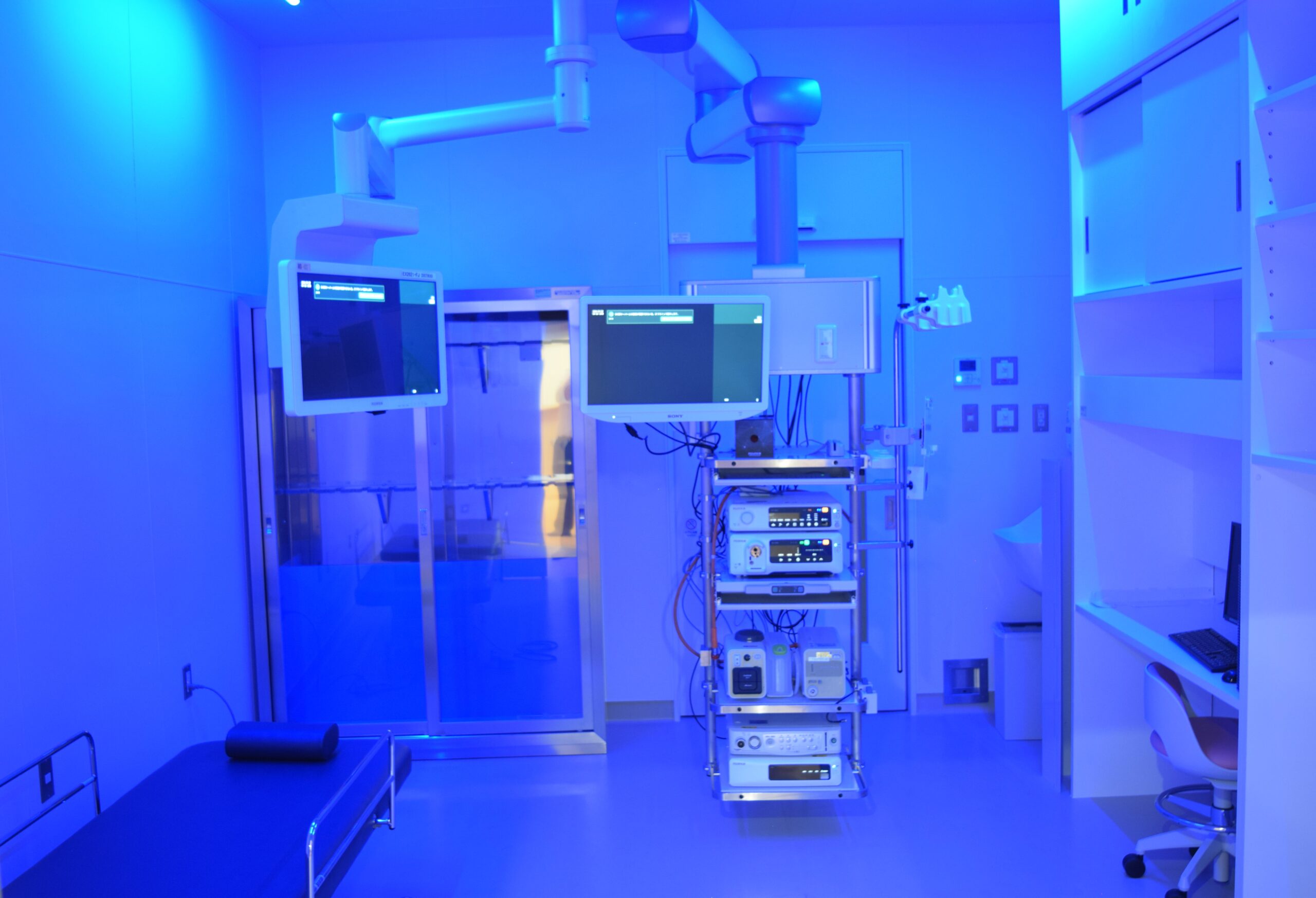ブルーライトが設置された内視鏡室