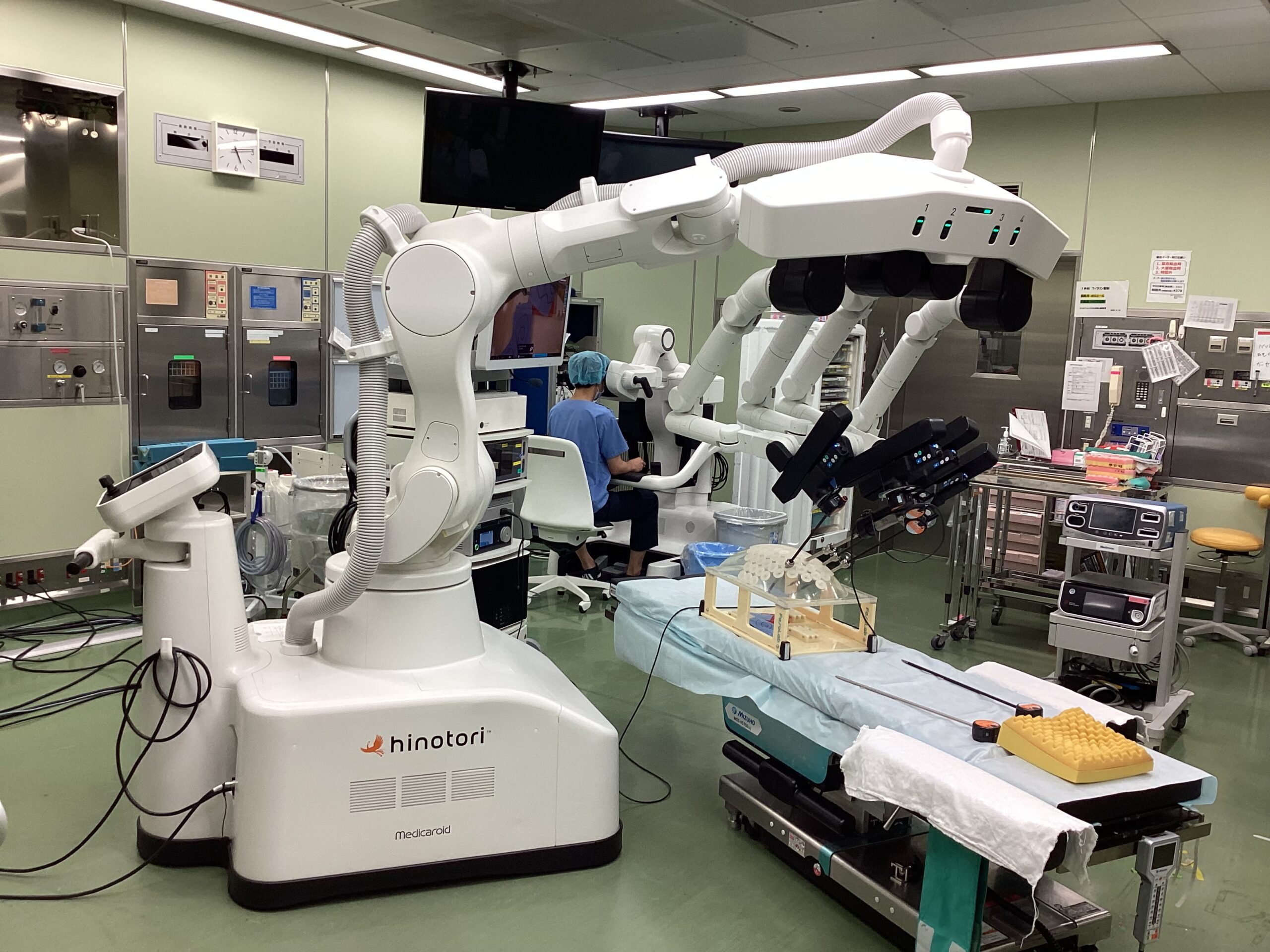 hinotori™ サージカルロボットシステム
